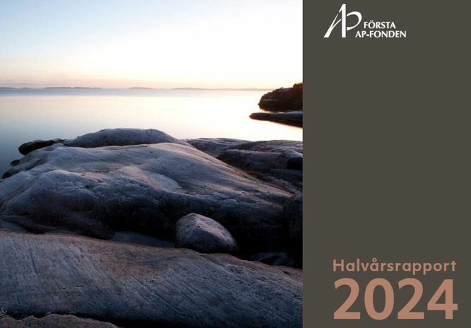 Omslag till Första AP-fondens halvårsrapport 2024 med en fridfull klippstrand vid solnedgången.